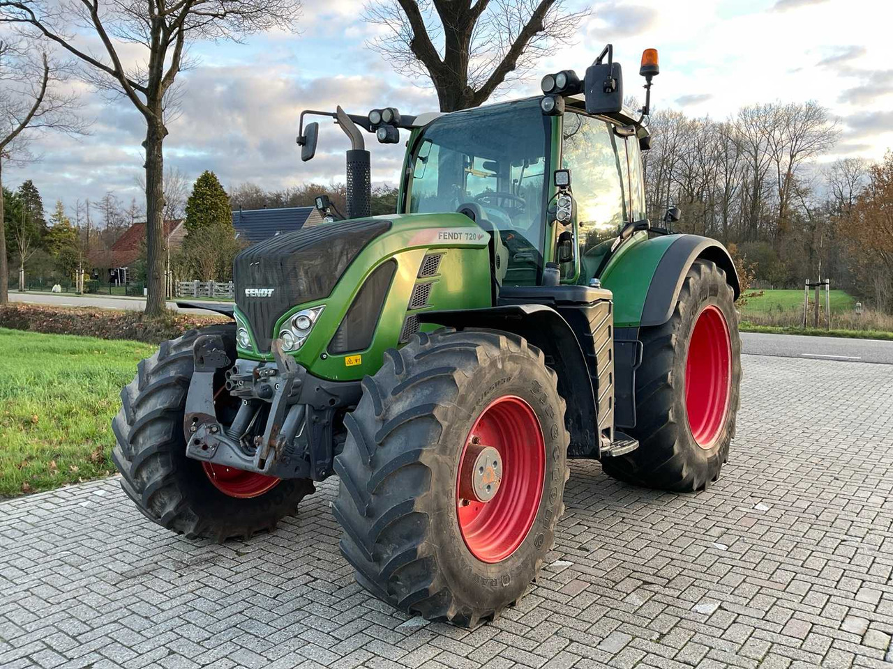 2017 FENDT 720 VARIO S4 ALL-WHEEL DRIVE AGRICULTURAL TRACTOR - Farm tractor: picture 2 2017 FENDT 720 VARIO S4 ALL-WHEEL DRIVE AGRICULTURAL TRACTOR - Farm tractor: picture 2