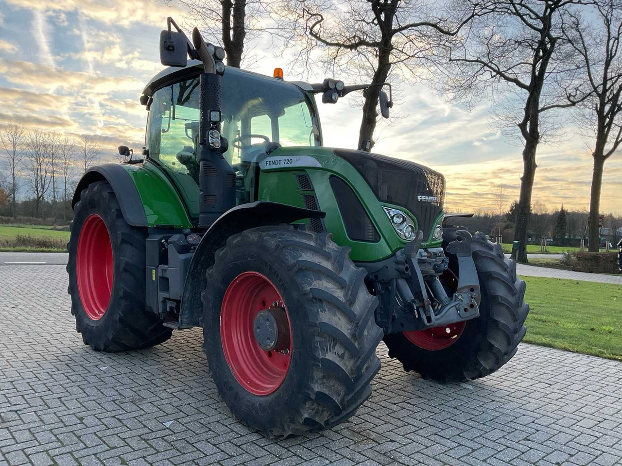 2017 FENDT 720 VARIO S4 ALL-WHEEL DRIVE AGRICULTURAL TRACTOR - Farm tractor: picture 4 2017 FENDT 720 VARIO S4 ALL-WHEEL DRIVE AGRICULTURAL TRACTOR - Farm tractor: picture 4