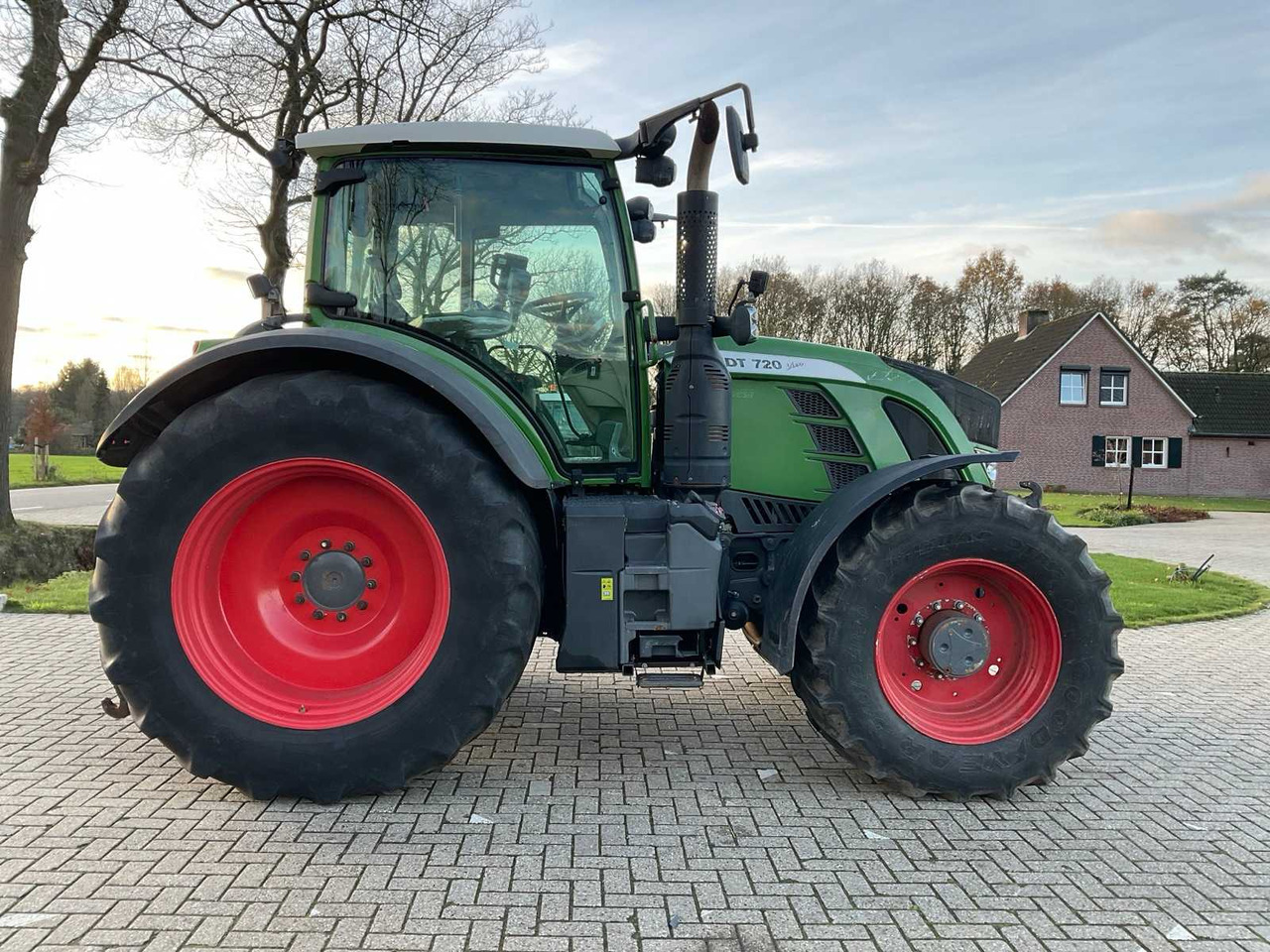 2017 FENDT 720 VARIO S4 ALL-WHEEL DRIVE AGRICULTURAL TRACTOR - Farm tractor: picture 5 2017 FENDT 720 VARIO S4 ALL-WHEEL DRIVE AGRICULTURAL TRACTOR - Farm tractor: picture 5
