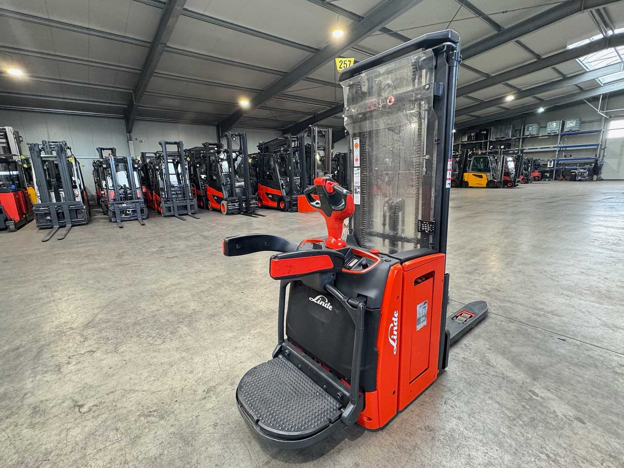 2019 SERVICE +UVV 01/2026 LINDE L16API 1,600KG TRIPLEX 470CM PALLET TRUCK INITIAL LIFT SCALE 2,779 HOURS - Forklift: picture 5 2019 SERVICE +UVV 01/2026 LINDE L16API 1,600KG TRIPLEX 470CM PALLET TRUCK INITIAL LIFT SCALE 2,779 HOURS - Forklift: picture 5