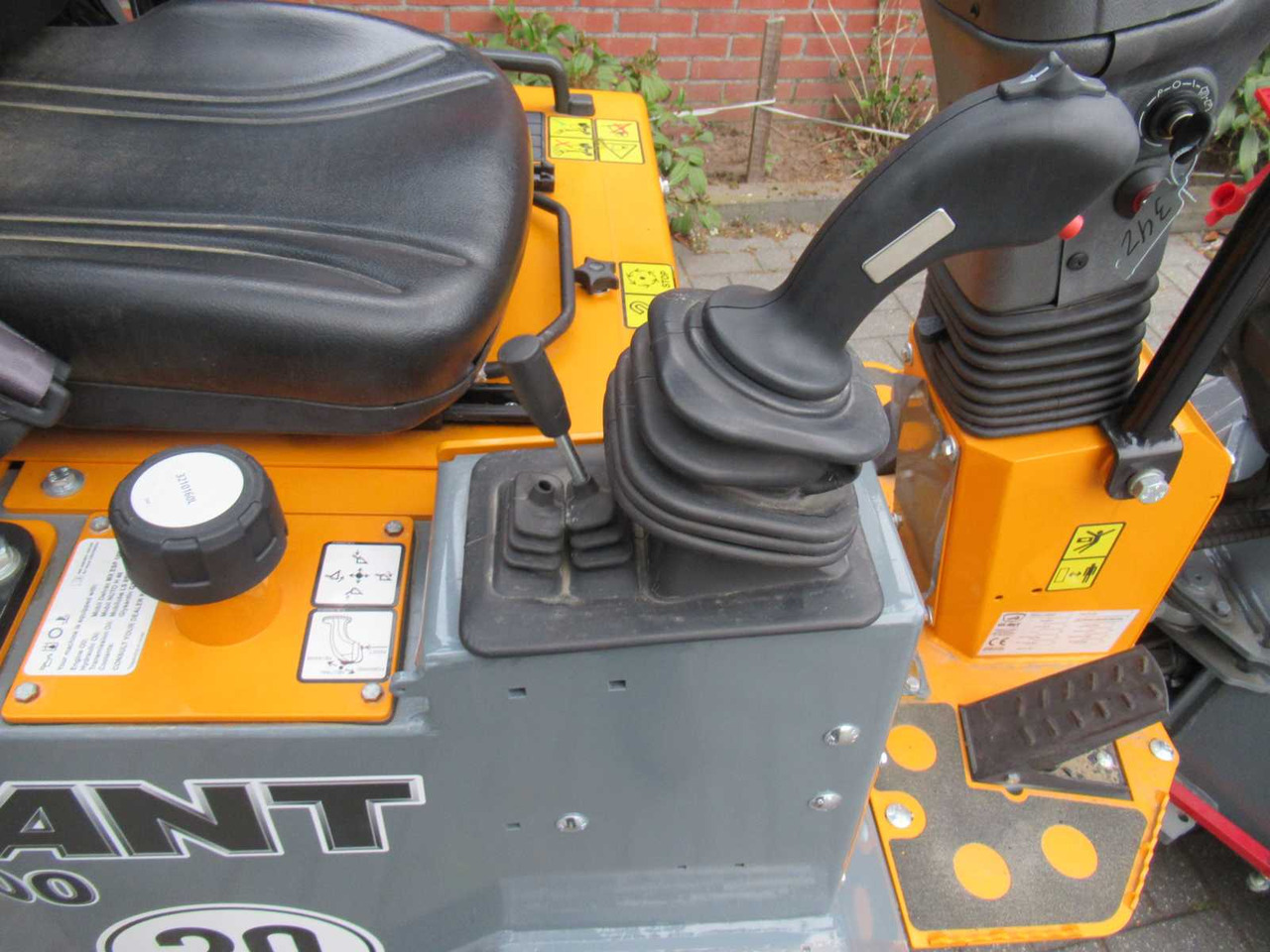 2023 GIANT G-1200 MINI SHOVEL "DEMO MODEL" - Wheel loader: picture 4 2023 GIANT G-1200 MINI SHOVEL "DEMO MODEL" - Wheel loader: picture 4