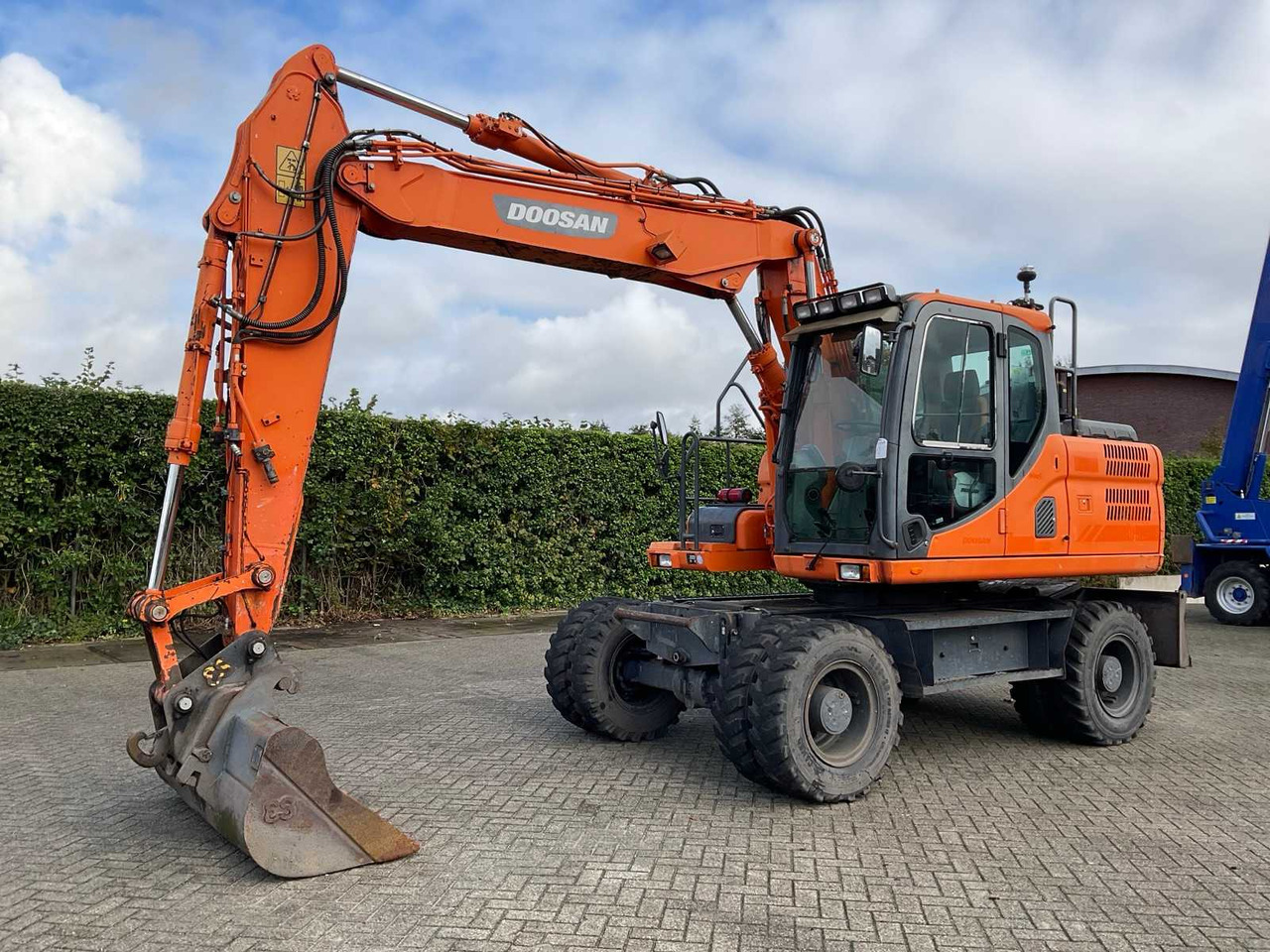 Doosan DX140W-3 - Wheel excavator: picture 1 Doosan DX140W-3 - Wheel excavator: picture 1