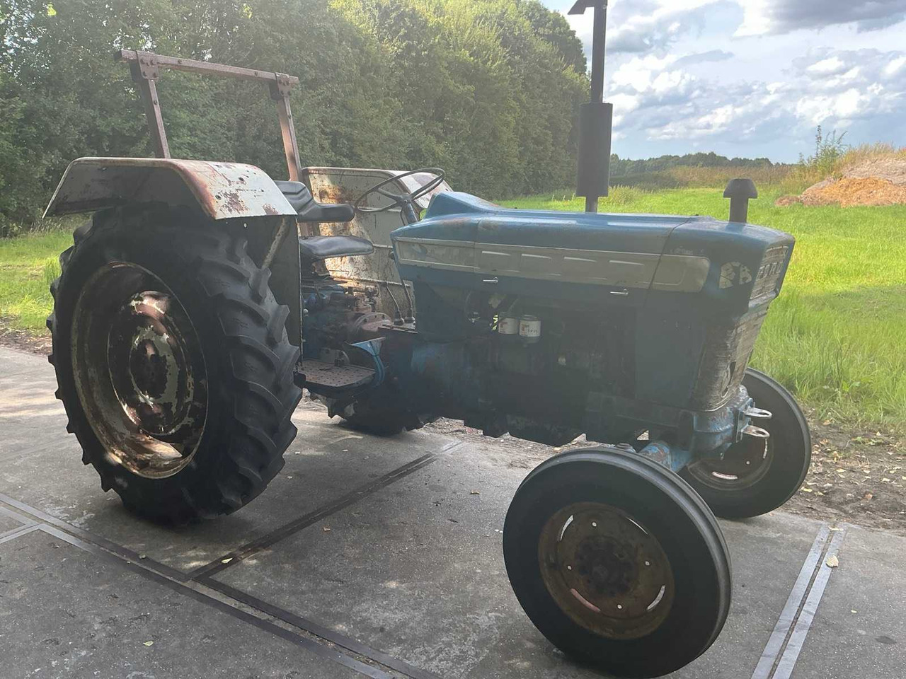Farm tractor Ford 4000: picture 8