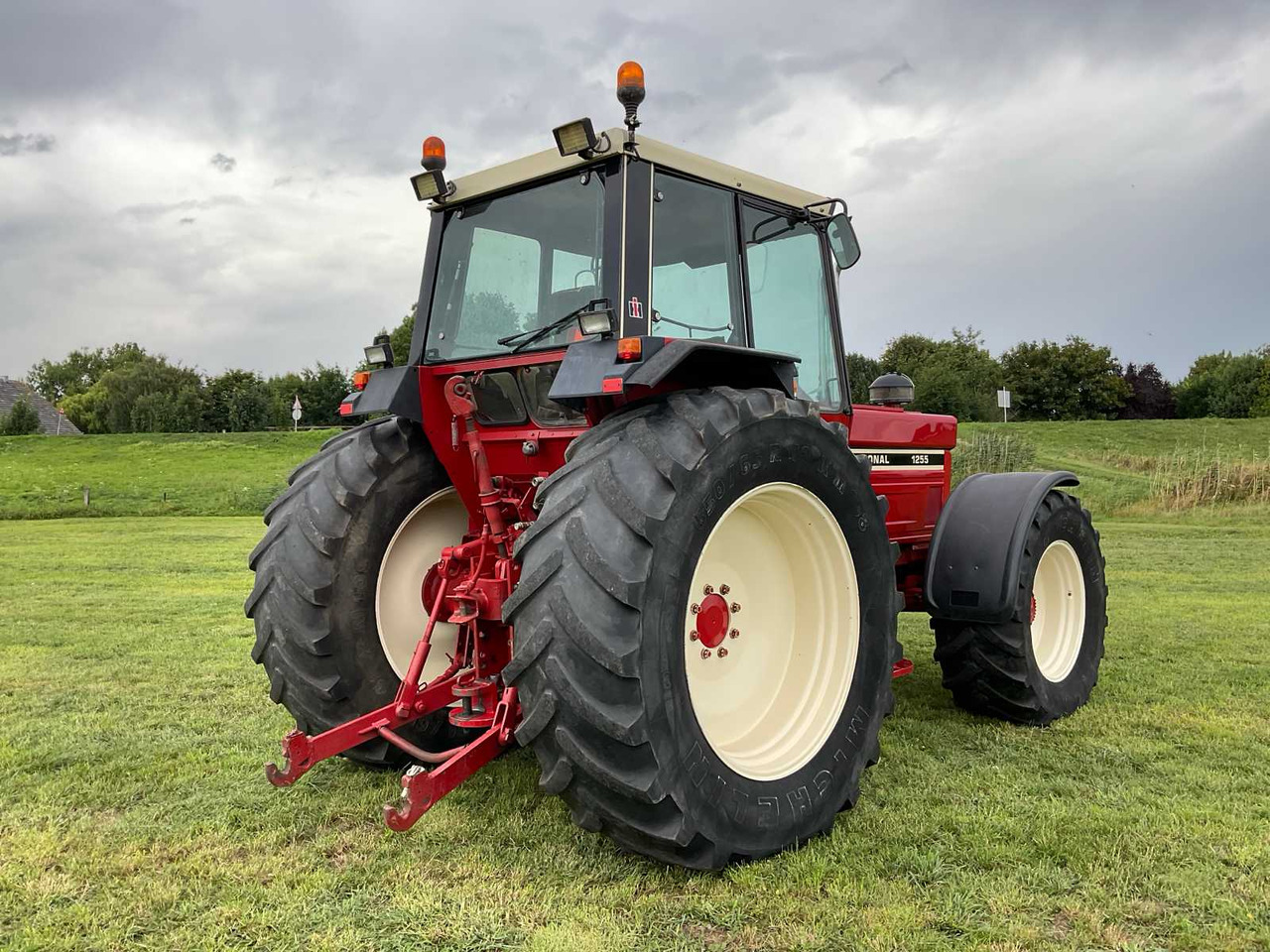 International 1255 - Farm tractor: picture 5 International 1255 - Farm tractor: picture 5