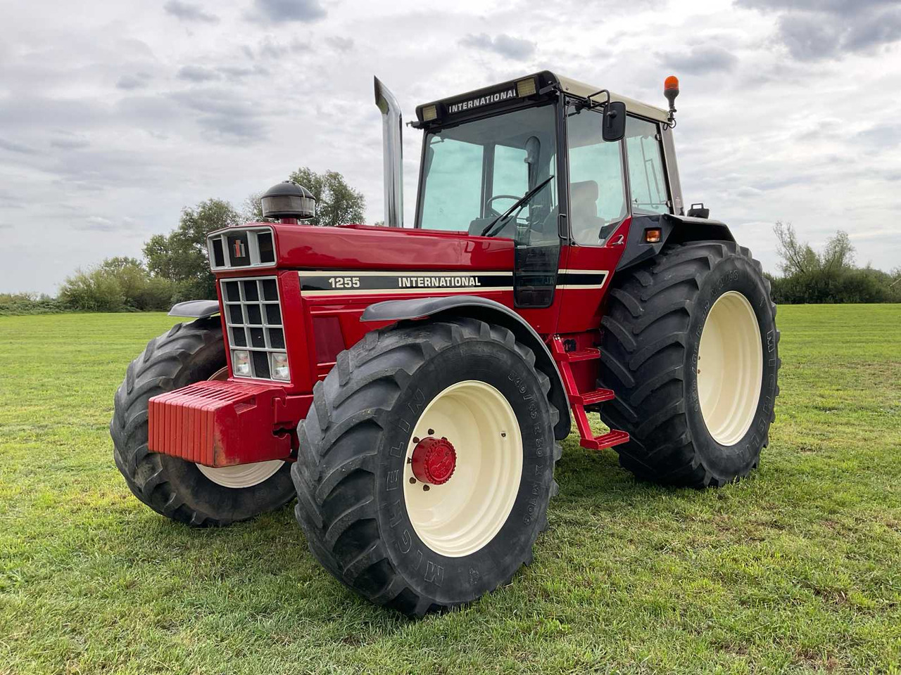 International 1255 - Farm tractor: picture 1 International 1255 - Farm tractor: picture 1