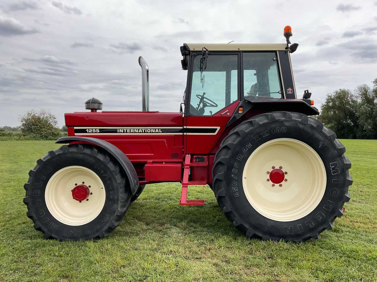 International 1255 - Farm tractor: picture 2 International 1255 - Farm tractor: picture 2