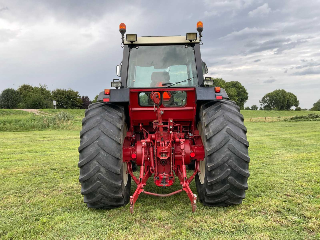 International 1255 - Farm tractor: picture 4 International 1255 - Farm tractor: picture 4