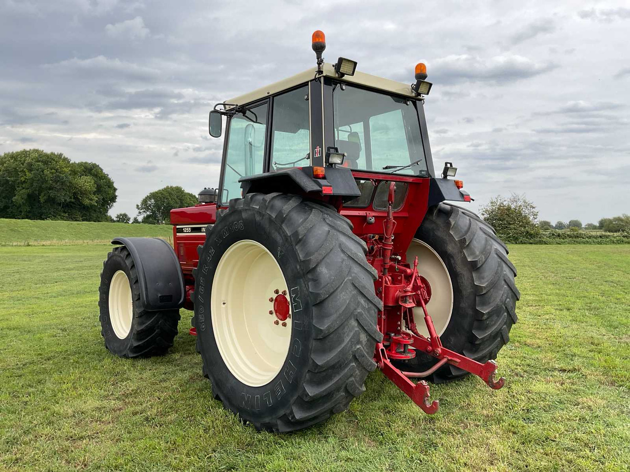 International 1255 - Farm tractor: picture 3 International 1255 - Farm tractor: picture 3