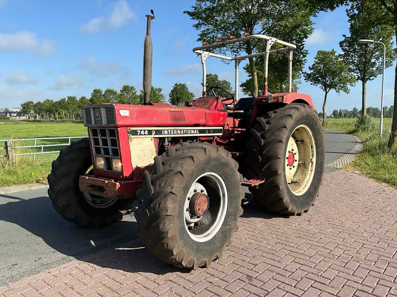 International 744 - Farm tractor: picture 2 International 744 - Farm tractor: picture 2