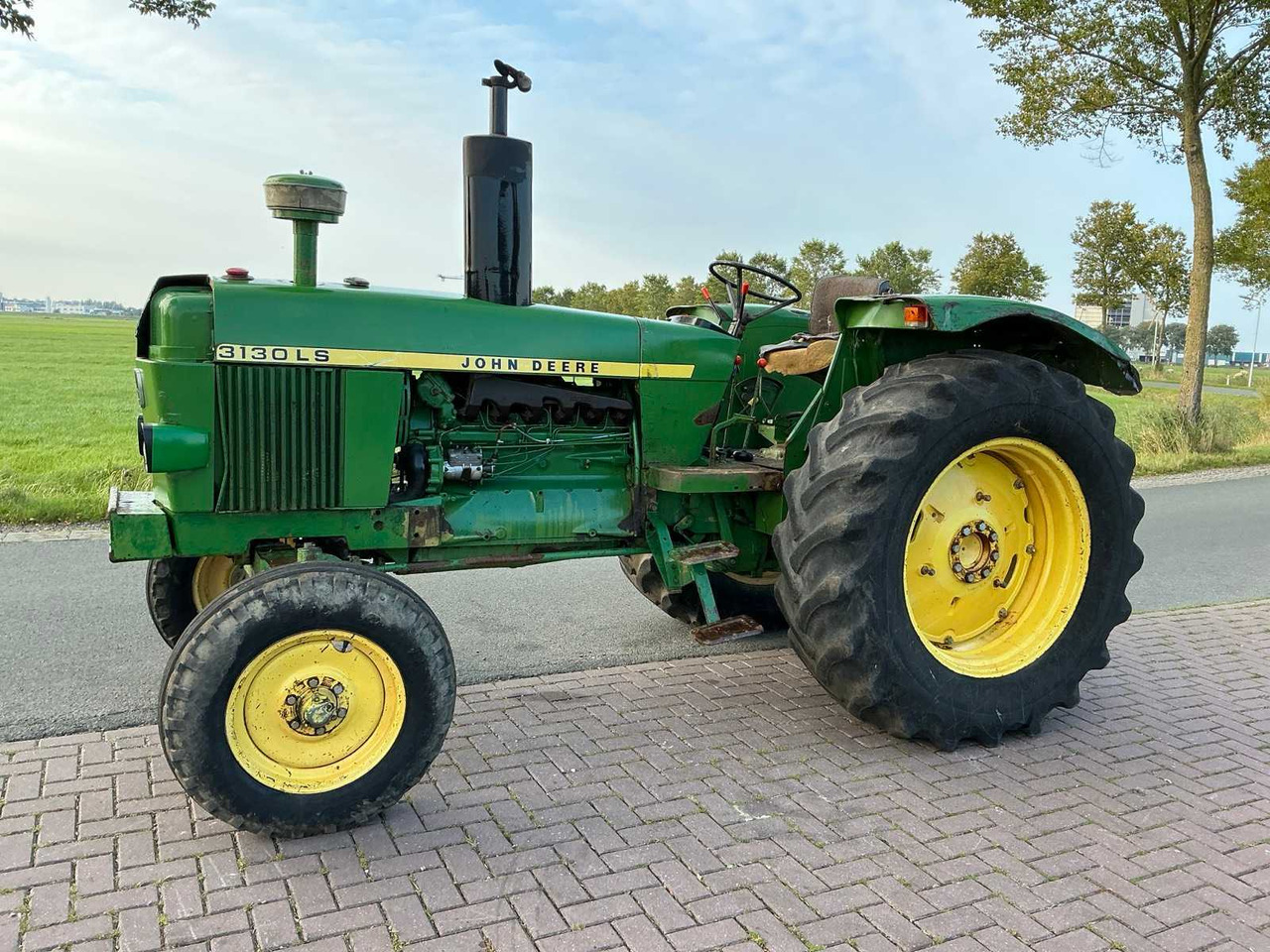 John Deere 3130 - Farm tractor: picture 1 John Deere 3130 - Farm tractor: picture 1