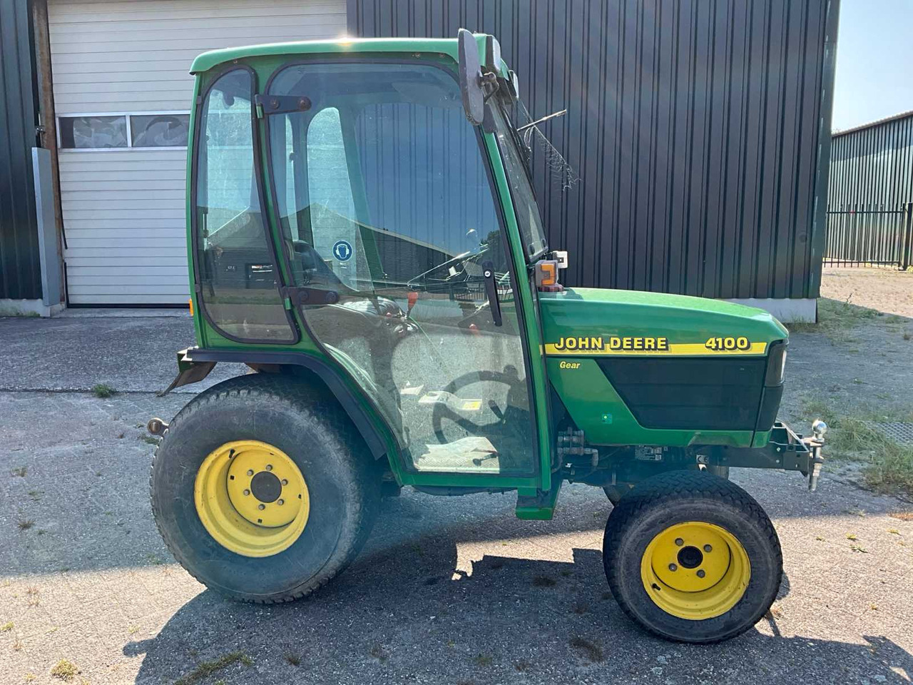 John Deere 4100 - Compact tractor: picture 5 John Deere 4100 - Compact tractor: picture 5