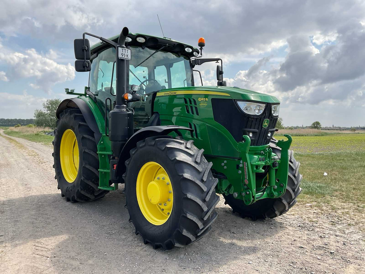 John Deere 6145R - Farm tractor: picture 3 John Deere 6145R - Farm tractor: picture 3