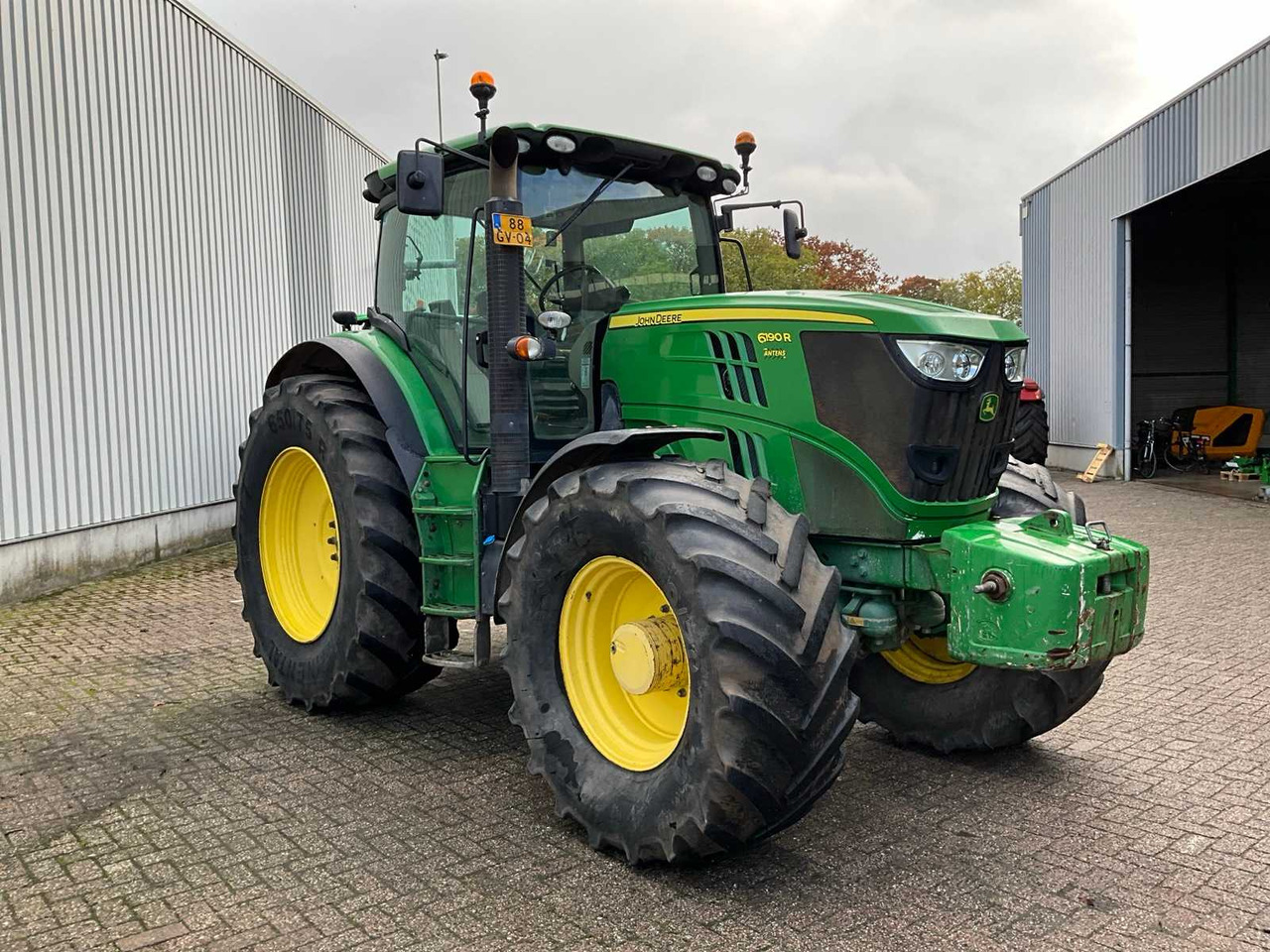 John Deere 6190R - Farm tractor: picture 4 John Deere 6190R - Farm tractor: picture 4