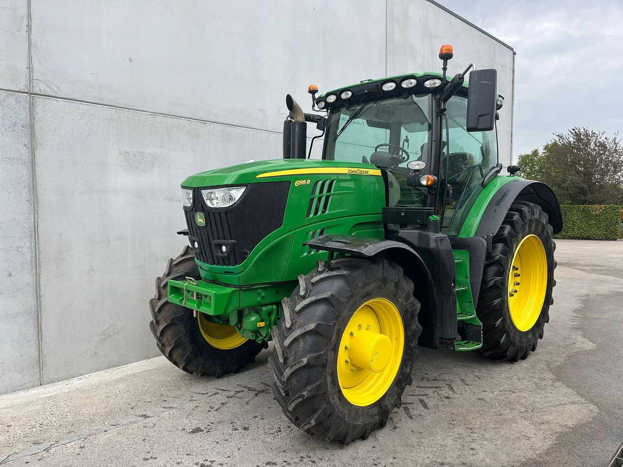 John Deere JOHN DEERE - 6195R - 4-WHEEL DRIVE TRACTOR - 2017 - Farm tractor: picture 3 John Deere JOHN DEERE - 6195R - 4-WHEEL DRIVE TRACTOR - 2017 - Farm tractor: picture 3