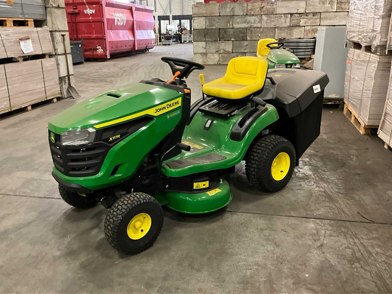 John Deere X117R - Garden mower: picture 1 John Deere X117R - Garden mower: picture 1