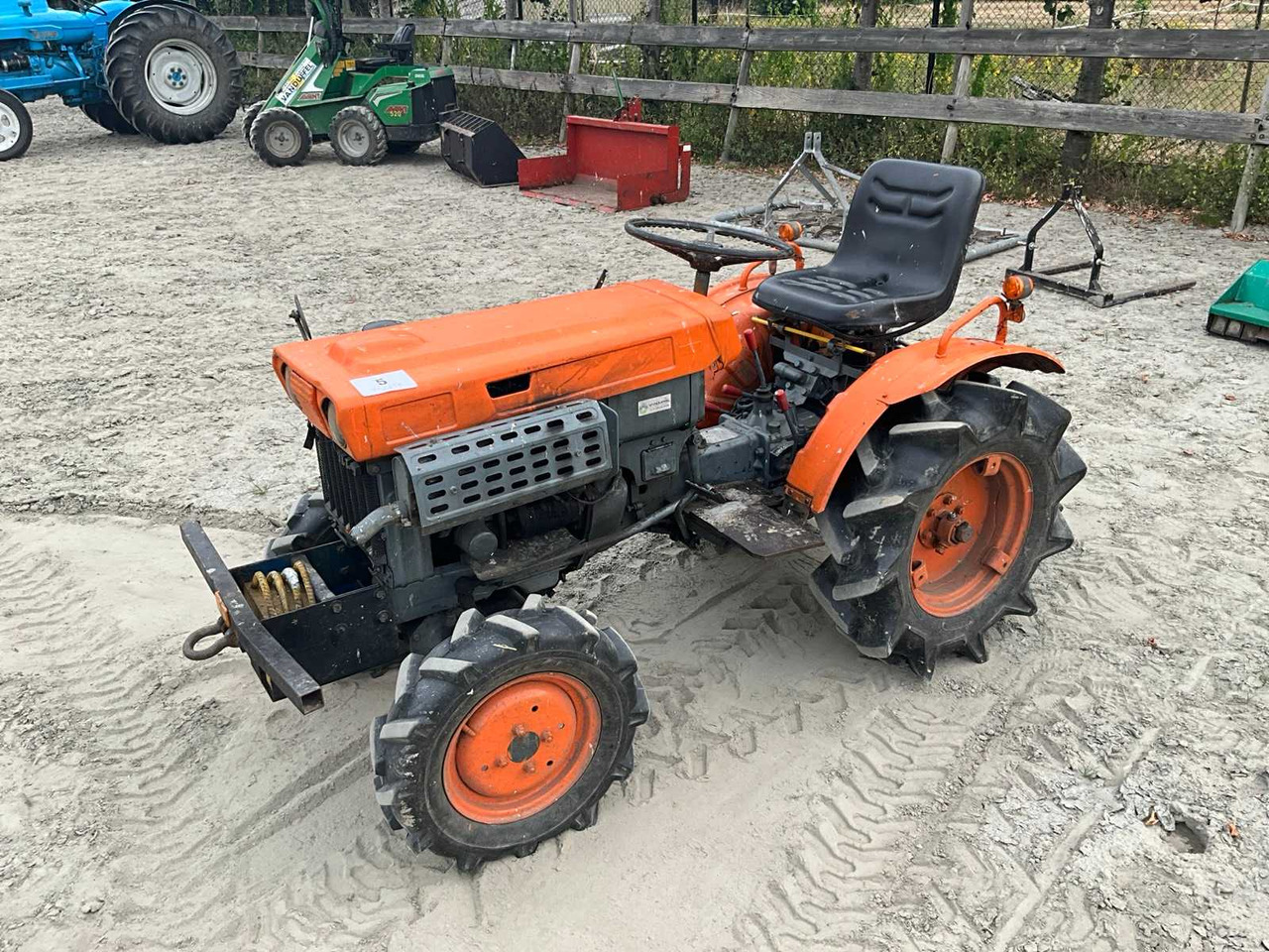KUBOTA B7000 - Compact tractor: picture 1 KUBOTA B7000 - Compact tractor: picture 1