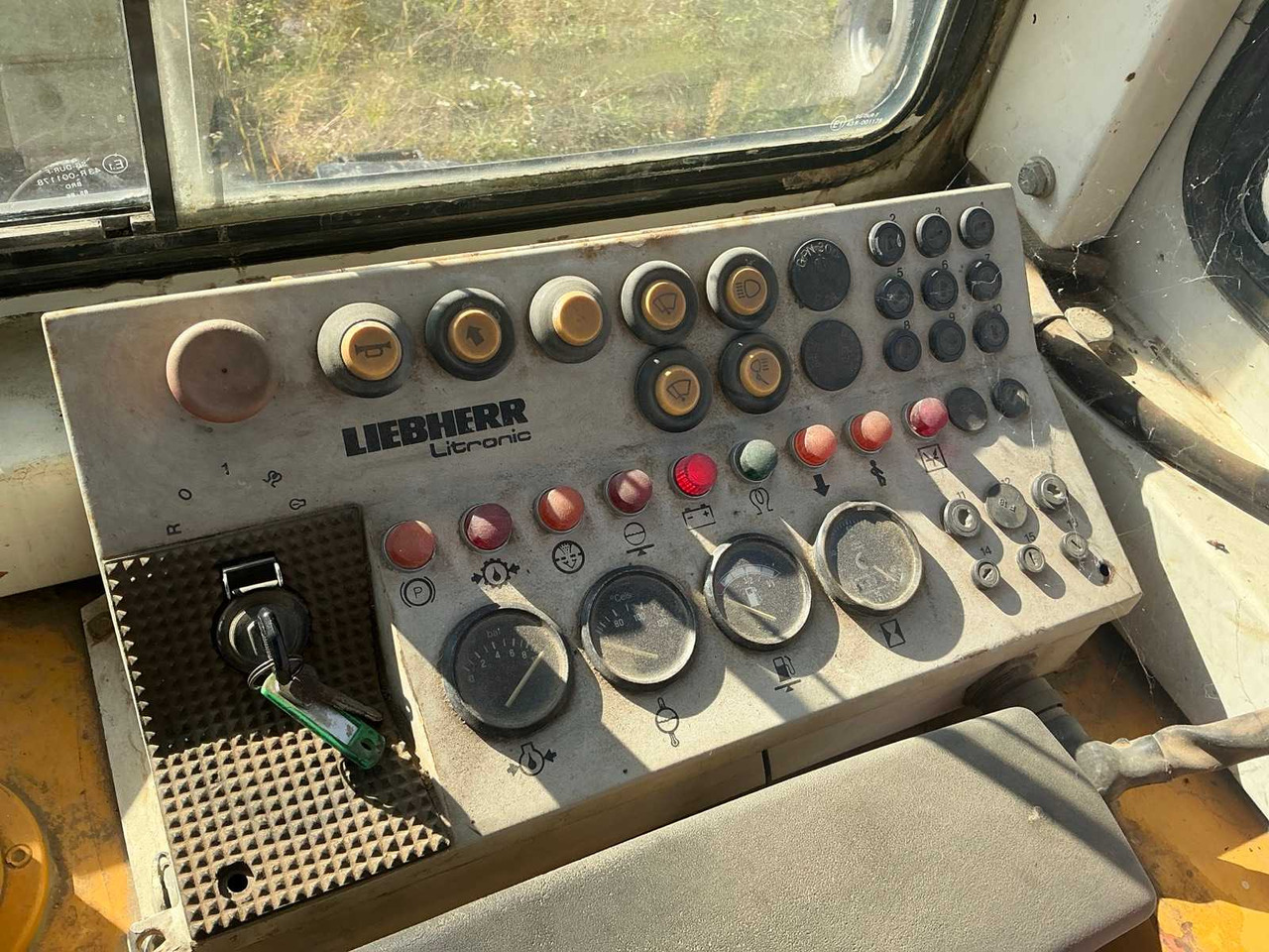 Bulldozer LIEBHERR PR 722 L: picture 28