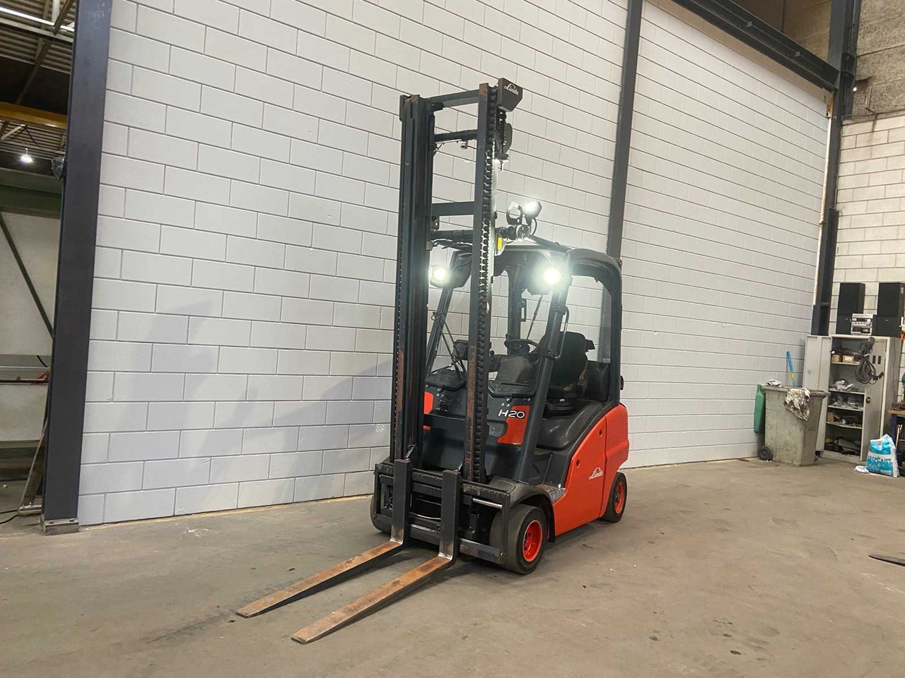 LINDE - 2013 - H20T - FORKLIFT TRUCK - SIDE-SHIFT - Forklift: picture 2 LINDE - 2013 - H20T - FORKLIFT TRUCK - SIDE-SHIFT - Forklift: picture 2