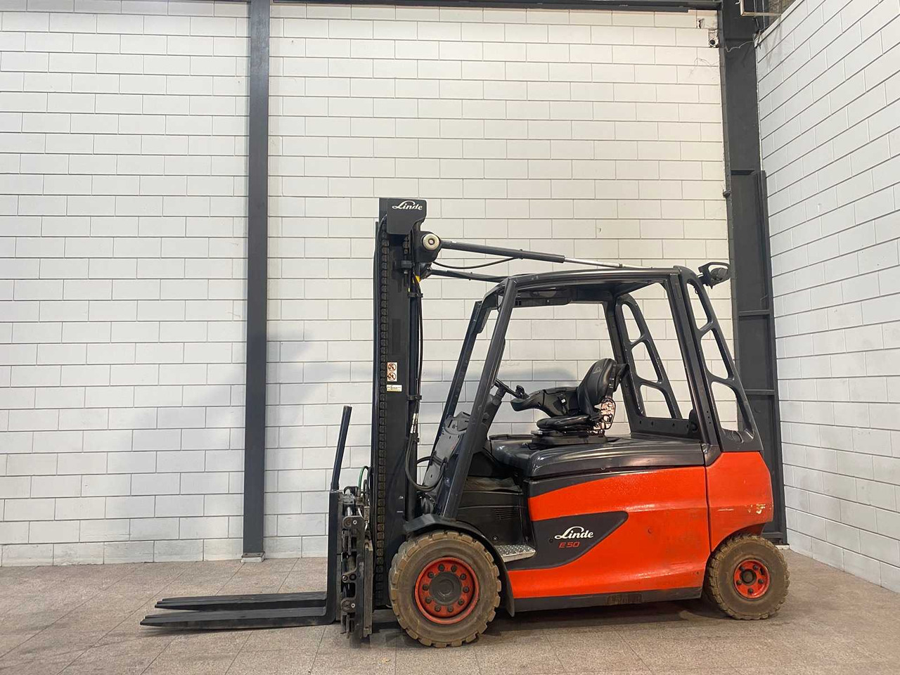 LINDE - 2019 - E50HL-01 - 5000KG LIFTING CAPACITY, TRIPLE LOADER - FORKLIFT - Forklift: picture 2 LINDE - 2019 - E50HL-01 - 5000KG LIFTING CAPACITY, TRIPLE LOADER - FORKLIFT - Forklift: picture 2