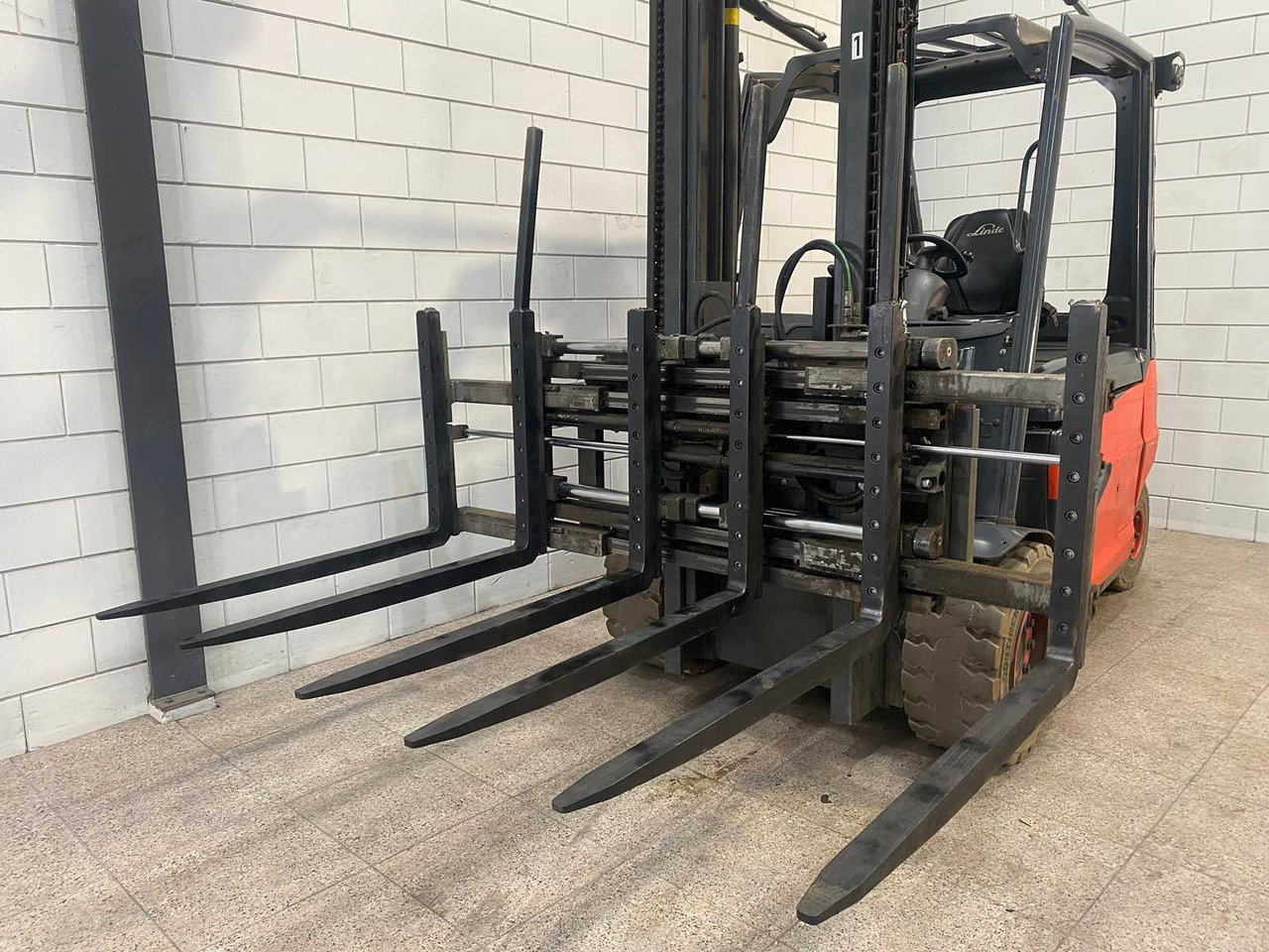 LINDE - 2019 - E50HL-01 - 5000KG LIFTING CAPACITY, TRIPLE LOADER - FORKLIFT - Forklift: picture 3 LINDE - 2019 - E50HL-01 - 5000KG LIFTING CAPACITY, TRIPLE LOADER - FORKLIFT - Forklift: picture 3