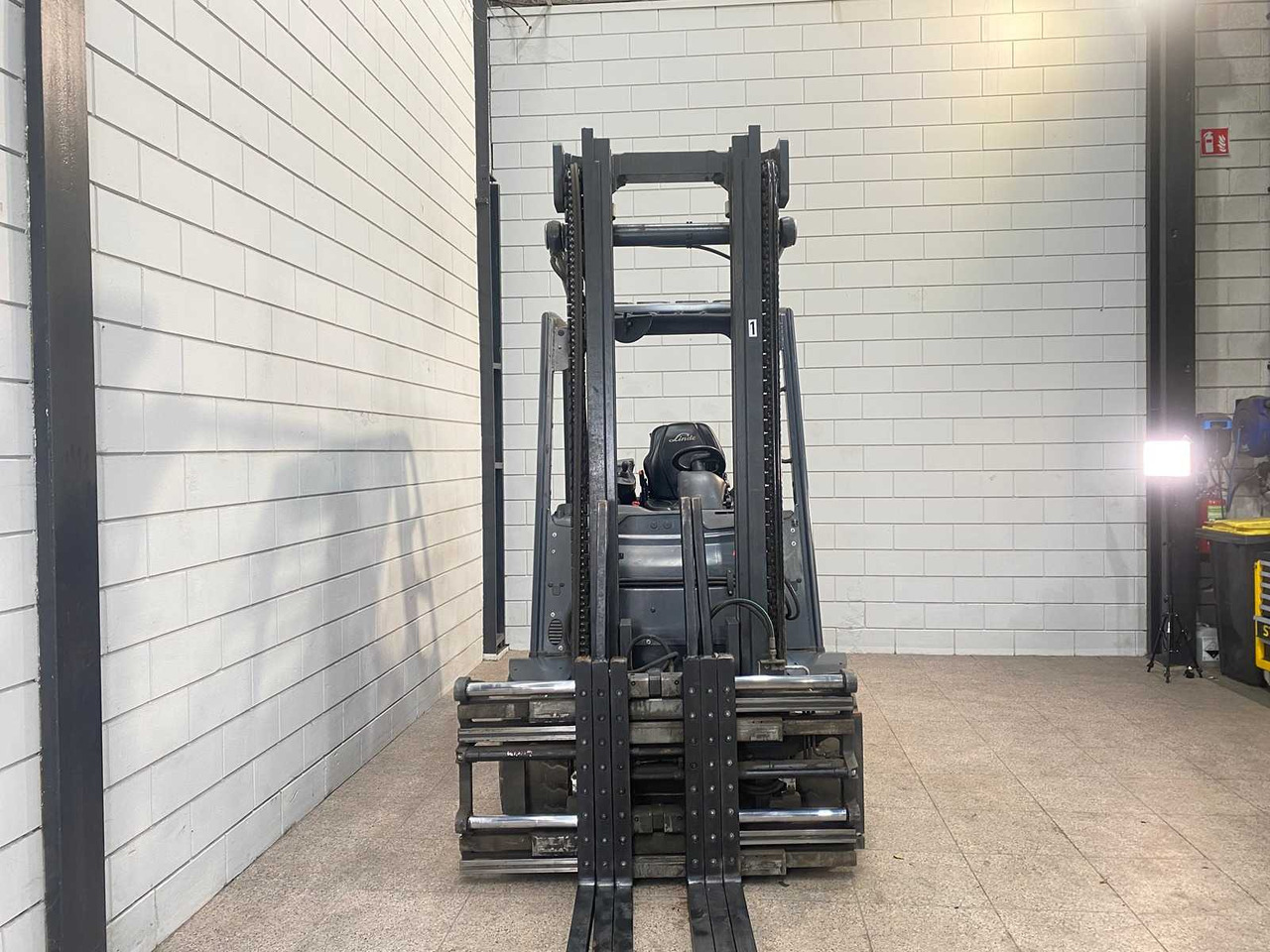 LINDE - 2019 - E50HL-01 - 5000KG LIFTING CAPACITY, TRIPLE LOADER - FORKLIFT - Forklift: picture 4 LINDE - 2019 - E50HL-01 - 5000KG LIFTING CAPACITY, TRIPLE LOADER - FORKLIFT - Forklift: picture 4