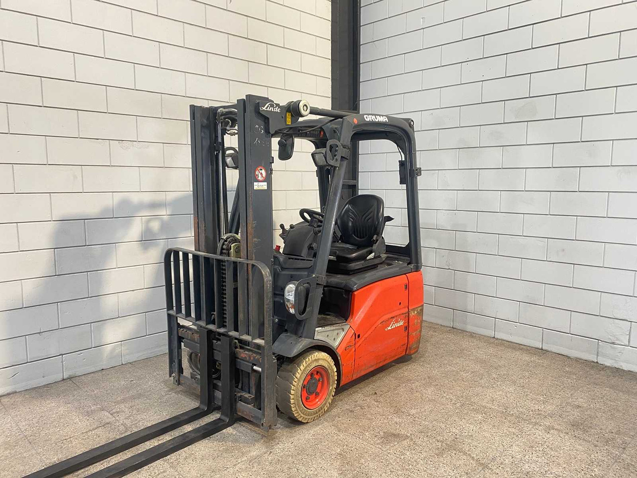 LINDE - E15 - FORKLIFT TRIPLEX - FREE-LIFT - SIDE-SHIFT - Forklift: picture 1 LINDE - E15 - FORKLIFT TRIPLEX - FREE-LIFT - SIDE-SHIFT - Forklift: picture 1