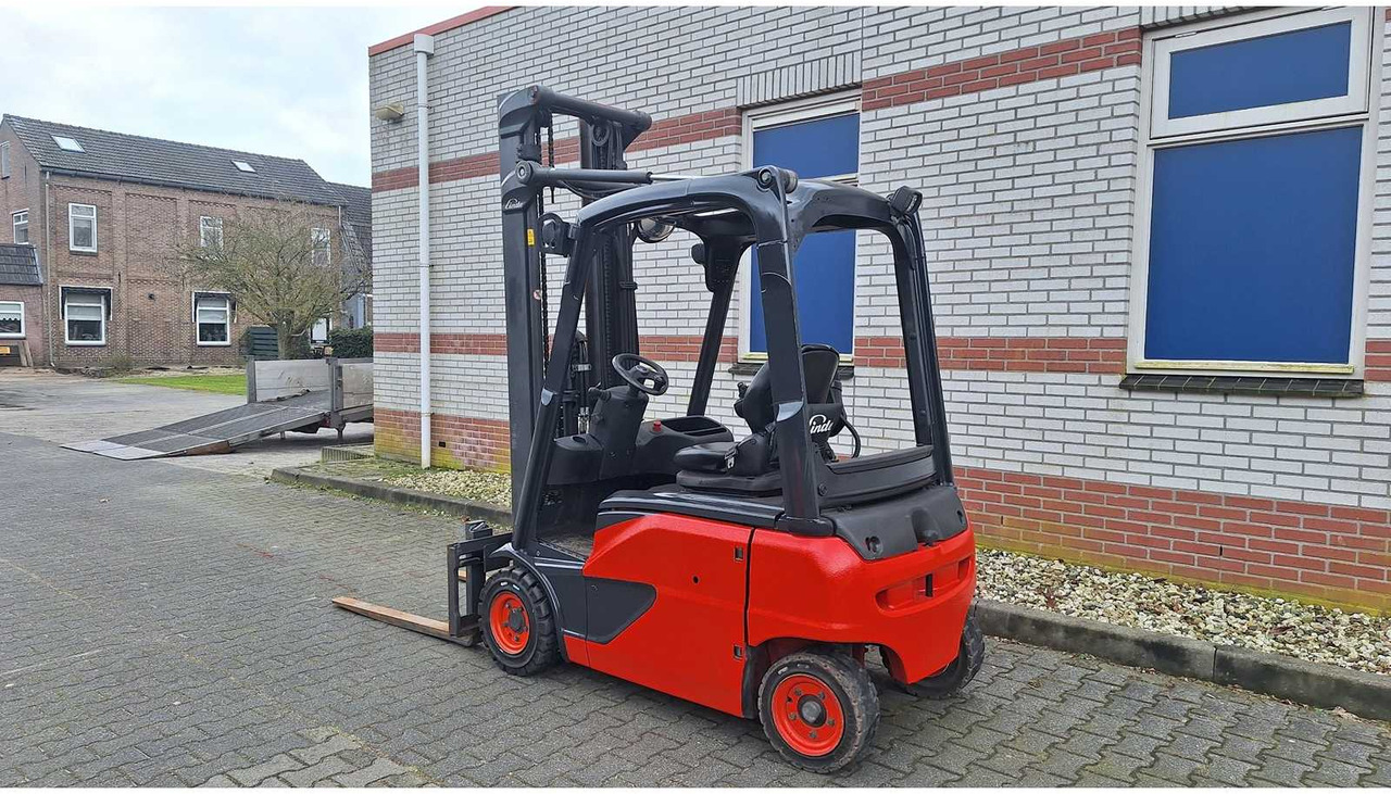 LINDE - E16 P-02 - FORKLIFT TRIPLEX - FREE-LIFT - SIDE-SHIFT - Forklift: picture 3 LINDE - E16 P-02 - FORKLIFT TRIPLEX - FREE-LIFT - SIDE-SHIFT - Forklift: picture 3