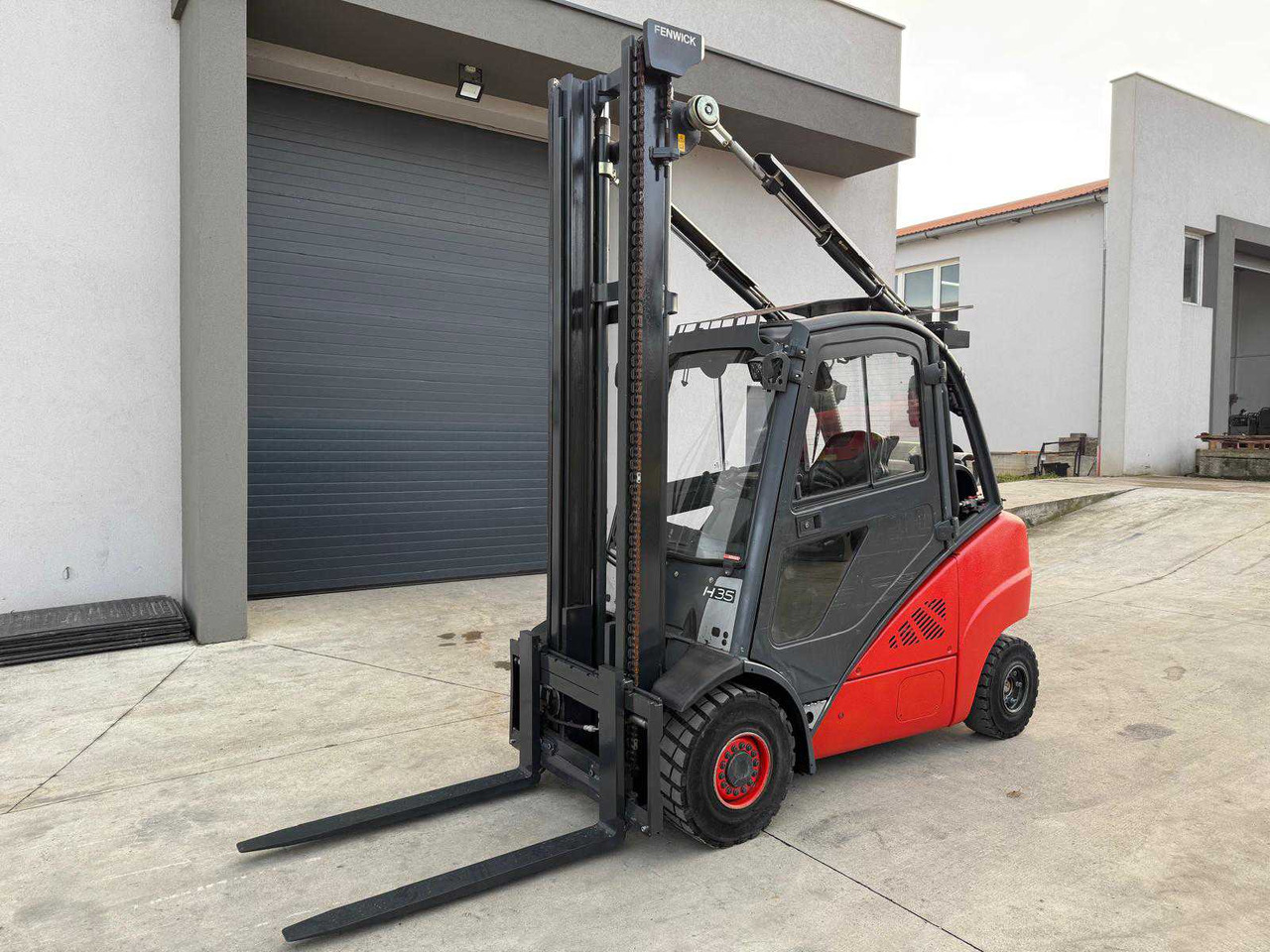 LINDE - H35T-01 - FORKLIFT TRUCKS - 2011 - Forklift: picture 1 LINDE - H35T-01 - FORKLIFT TRUCKS - 2011 - Forklift: picture 1