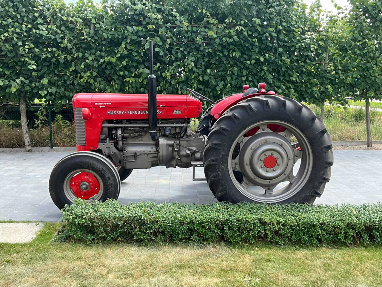 Massey Ferguson - Farm tractor: picture 2 Massey Ferguson - Farm tractor: picture 2