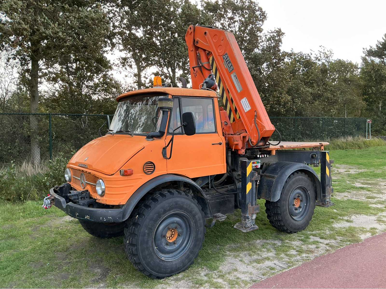Mercedes-benz Unimog 406 - Farm trailer: picture 1 Mercedes-benz Unimog 406 - Farm trailer: picture 1