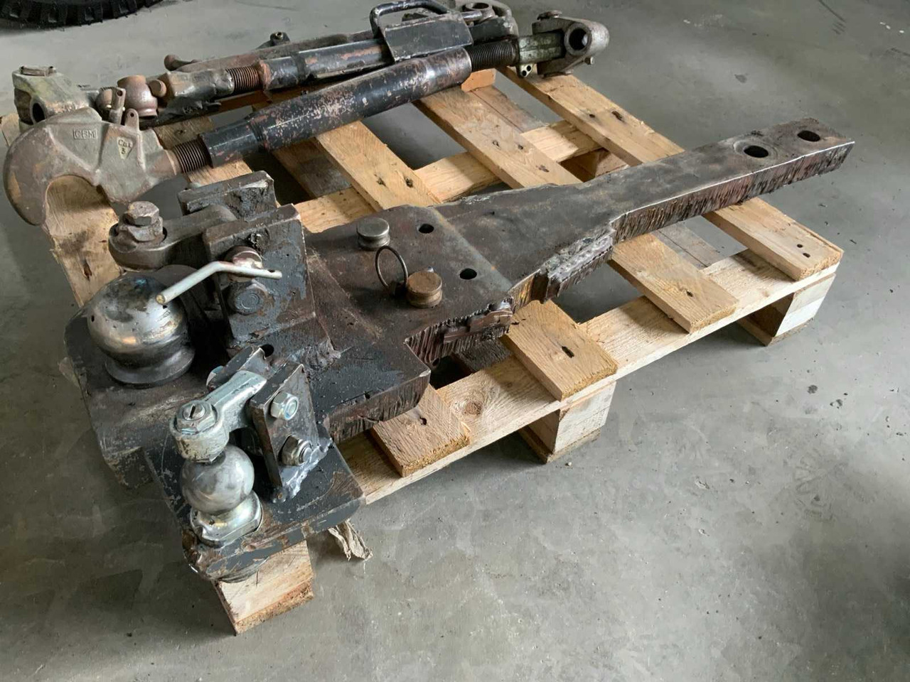 NEW HOLLAND 7000-SERIES / K80 - K50 TOWBAR - Farm tractor: picture 1 NEW HOLLAND 7000-SERIES / K80 - K50 TOWBAR - Farm tractor: picture 1