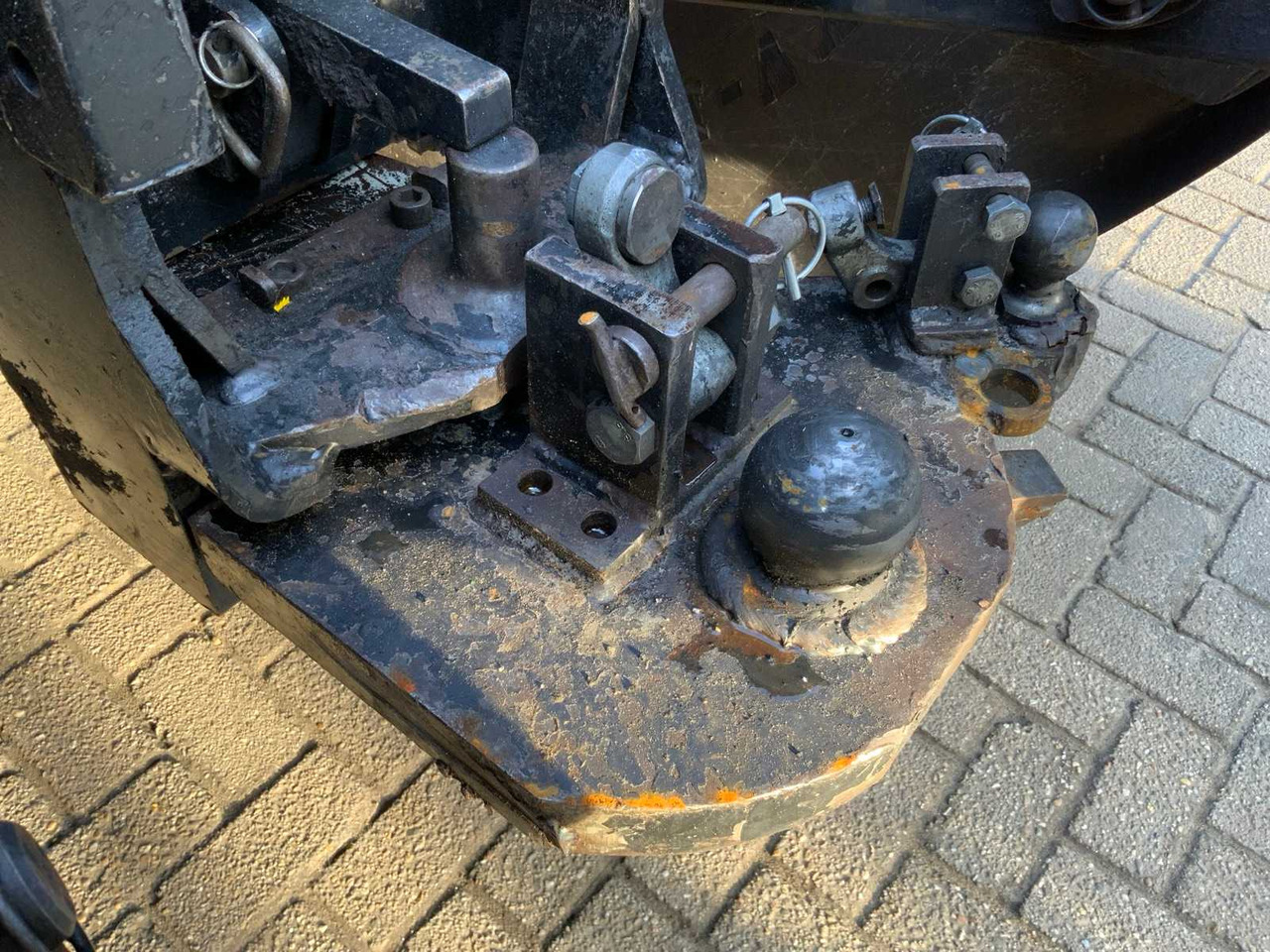 NEW HOLLAND 7000-SERIES / K80 - K50 TOWBAR - Farm tractor: picture 1 NEW HOLLAND 7000-SERIES / K80 - K50 TOWBAR - Farm tractor: picture 1