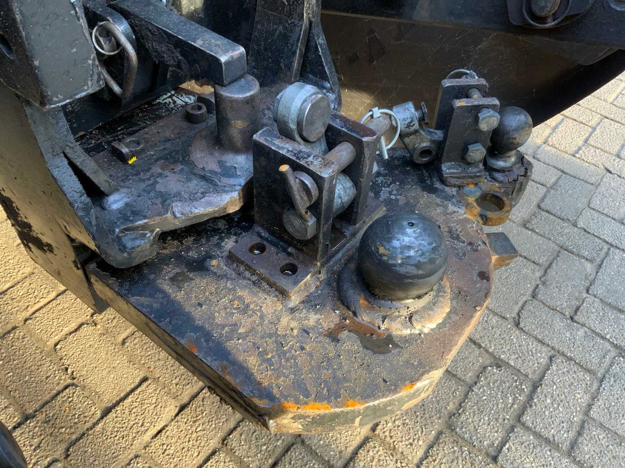 NEW HOLLAND 7000-SERIES / K80 - K50 TOWBAR - Farm tractor: picture 2 NEW HOLLAND 7000-SERIES / K80 - K50 TOWBAR - Farm tractor: picture 2