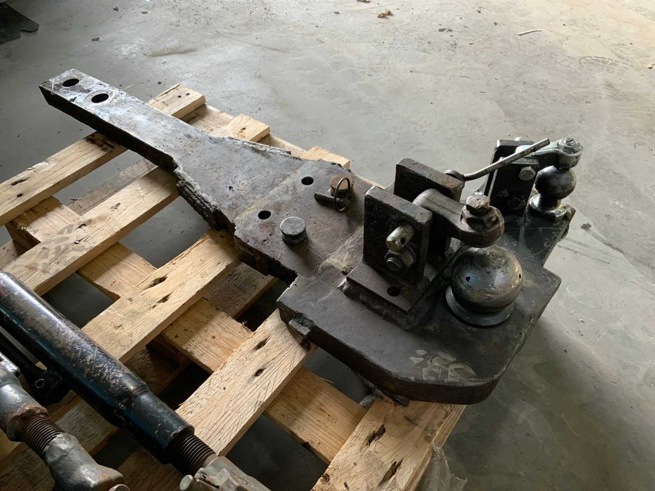 NEW HOLLAND 7000-SERIES / K80 - K50 TOWBAR - Farm tractor: picture 2 NEW HOLLAND 7000-SERIES / K80 - K50 TOWBAR - Farm tractor: picture 2