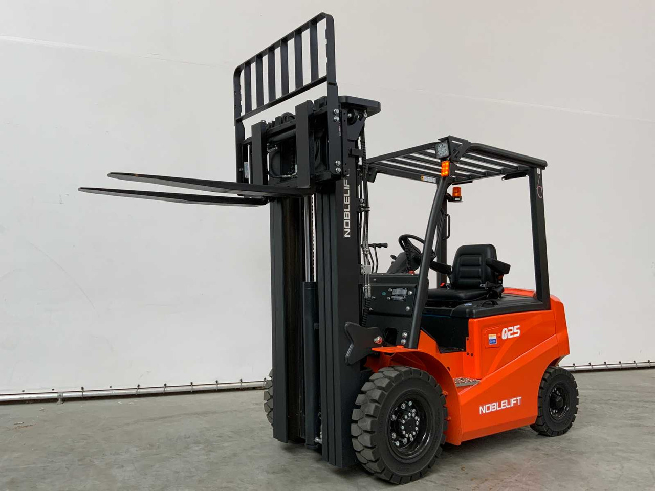 NOBLELIFT - 2024 - Q25-SERIES - 2.5T FORKLIFT ADJUSTABLE FORKS 4.8M - Forklift: picture 2 NOBLELIFT - 2024 - Q25-SERIES - 2.5T FORKLIFT ADJUSTABLE FORKS 4.8M - Forklift: picture 2