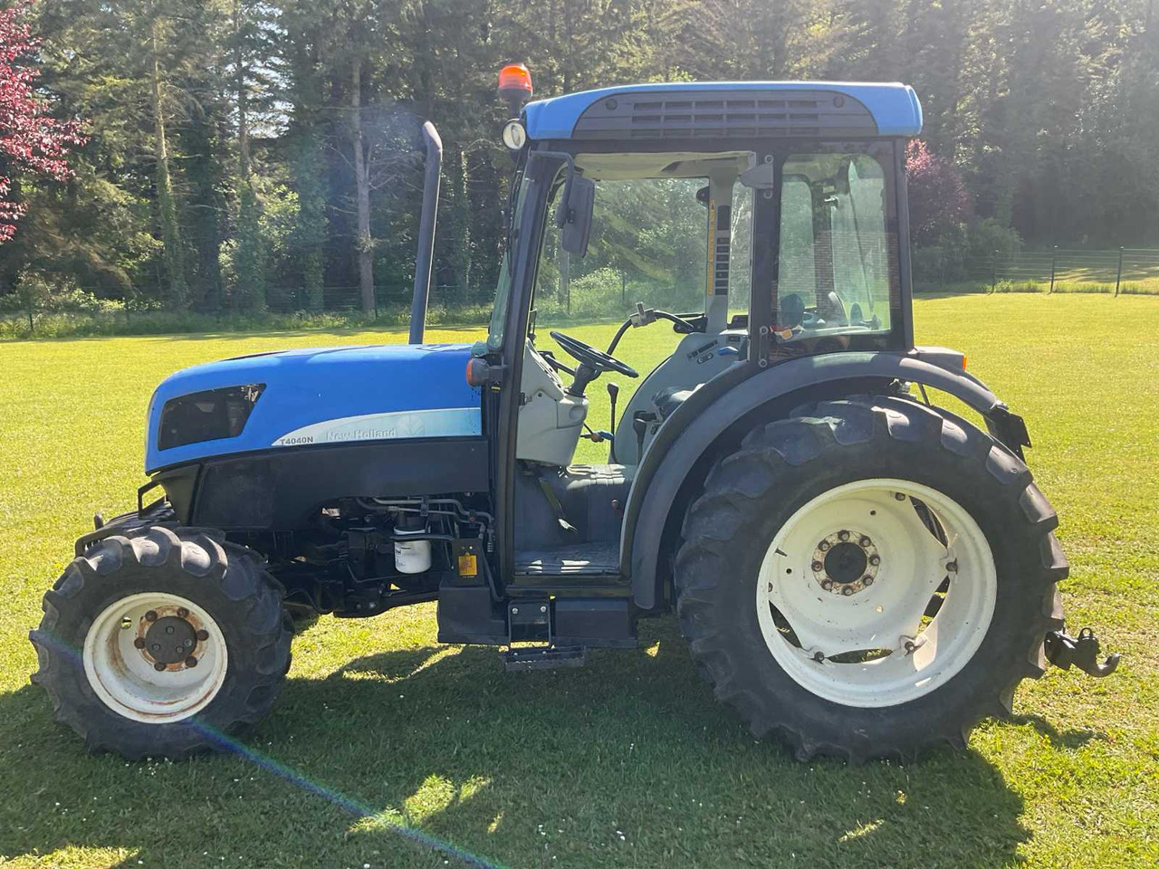 New Holland T4040N - Farm tractor: picture 2 New Holland T4040N - Farm tractor: picture 2