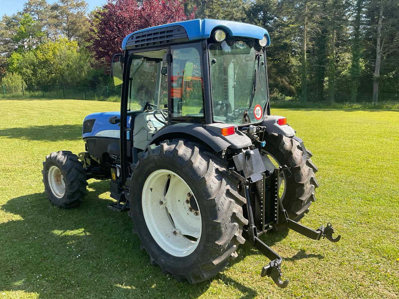 New Holland T4040N - Farm tractor: picture 3 New Holland T4040N - Farm tractor: picture 3