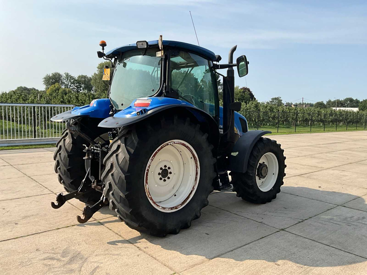New Holland T6010 - Farm tractor: picture 4 New Holland T6010 - Farm tractor: picture 4