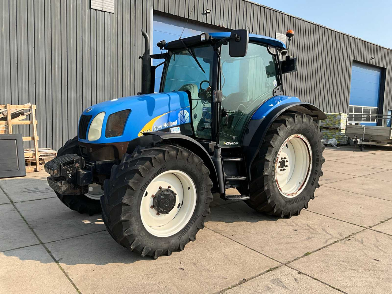 New Holland T6010 - Farm tractor: picture 1 New Holland T6010 - Farm tractor: picture 1