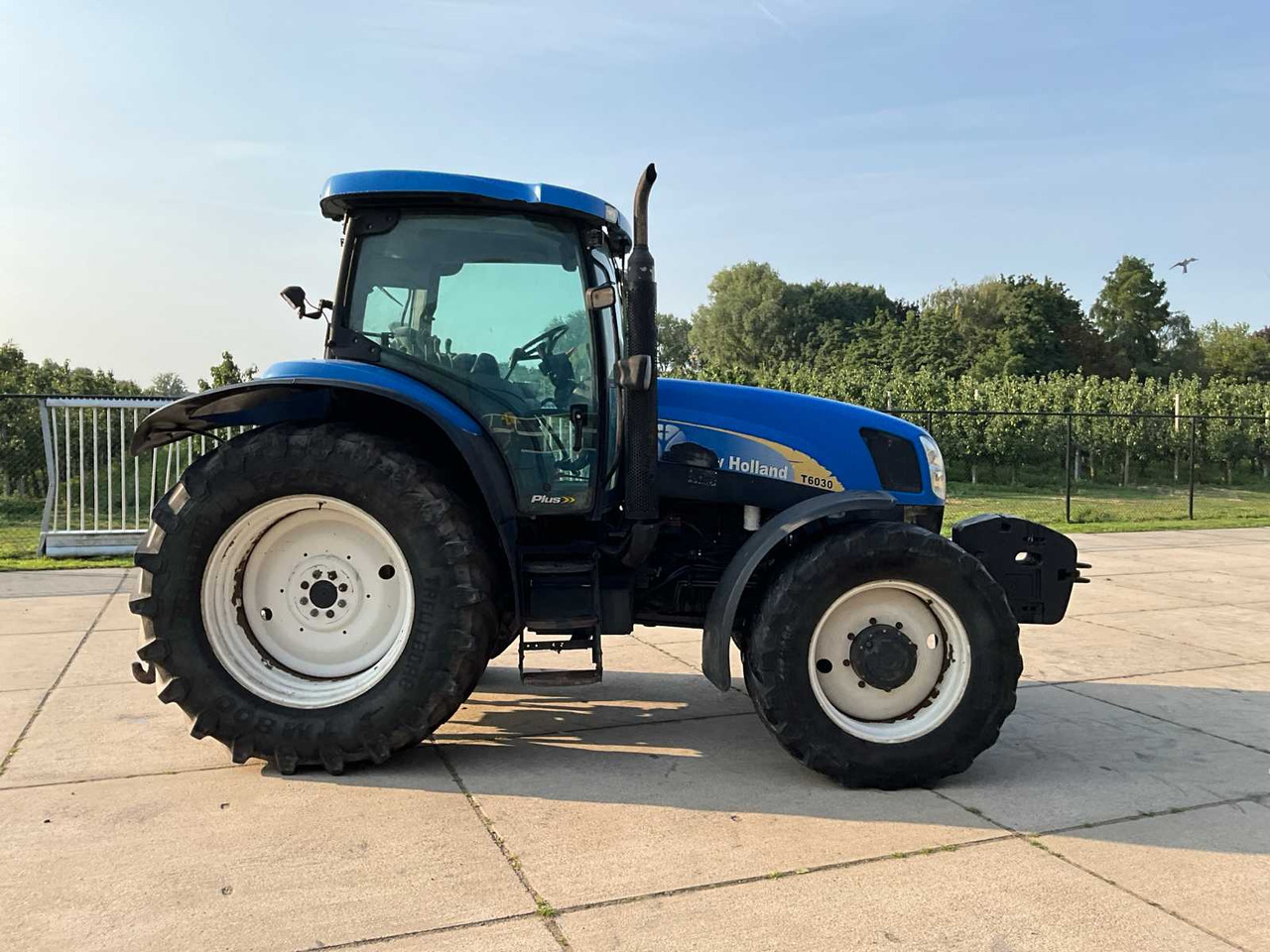 New Holland T6030 - Farm tractor: picture 4 New Holland T6030 - Farm tractor: picture 4