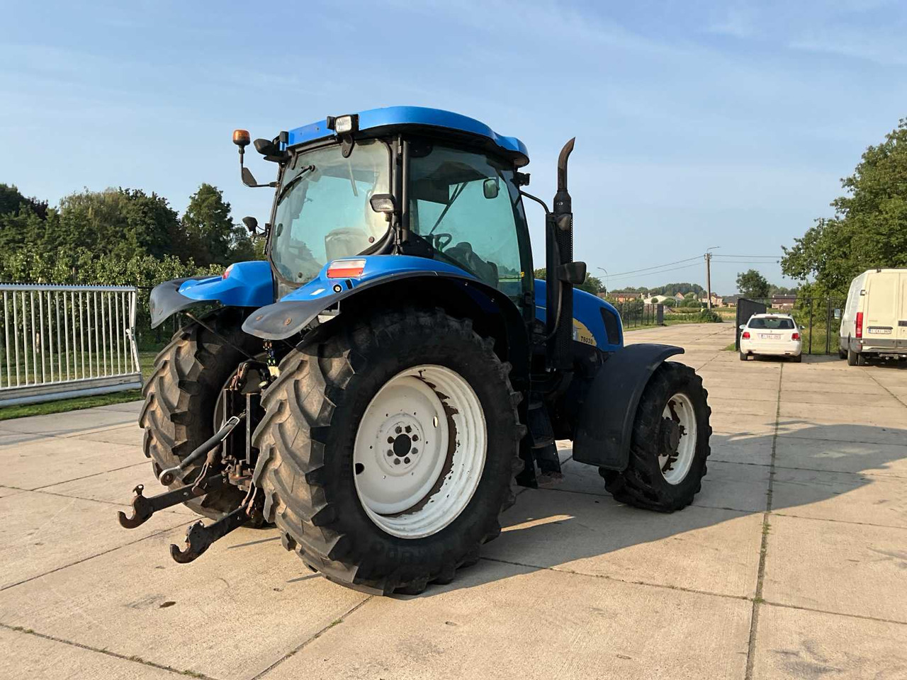 New Holland T6030 - Farm tractor: picture 5 New Holland T6030 - Farm tractor: picture 5
