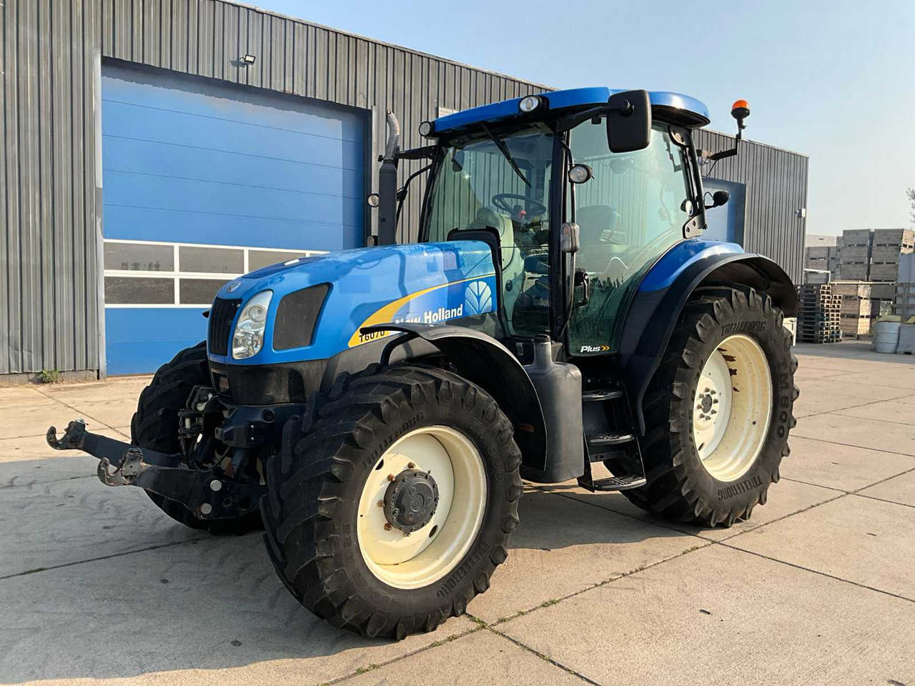 New Holland T6070 - Farm tractor: picture 1 New Holland T6070 - Farm tractor: picture 1