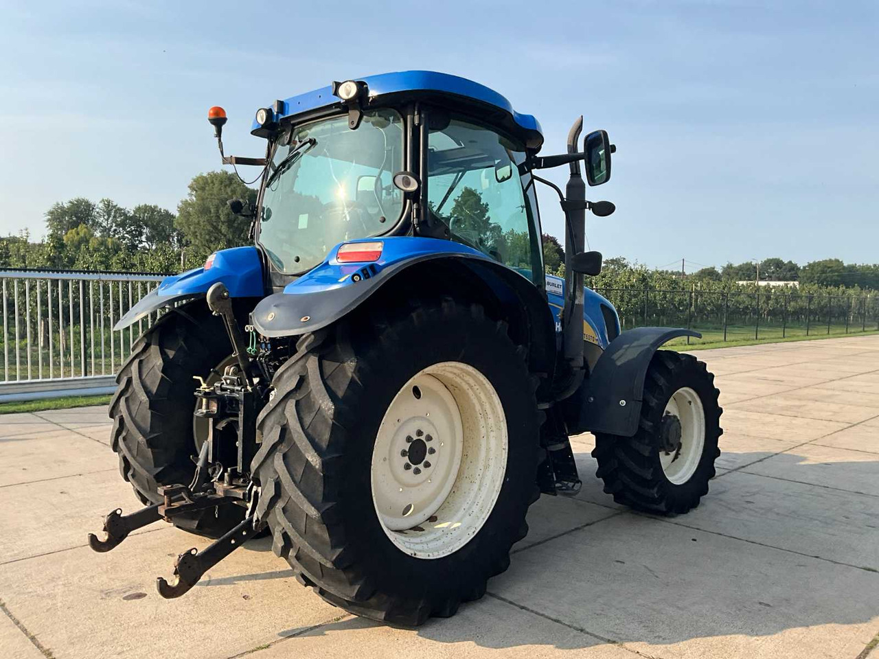 New Holland T6070 - Farm tractor: picture 5 New Holland T6070 - Farm tractor: picture 5