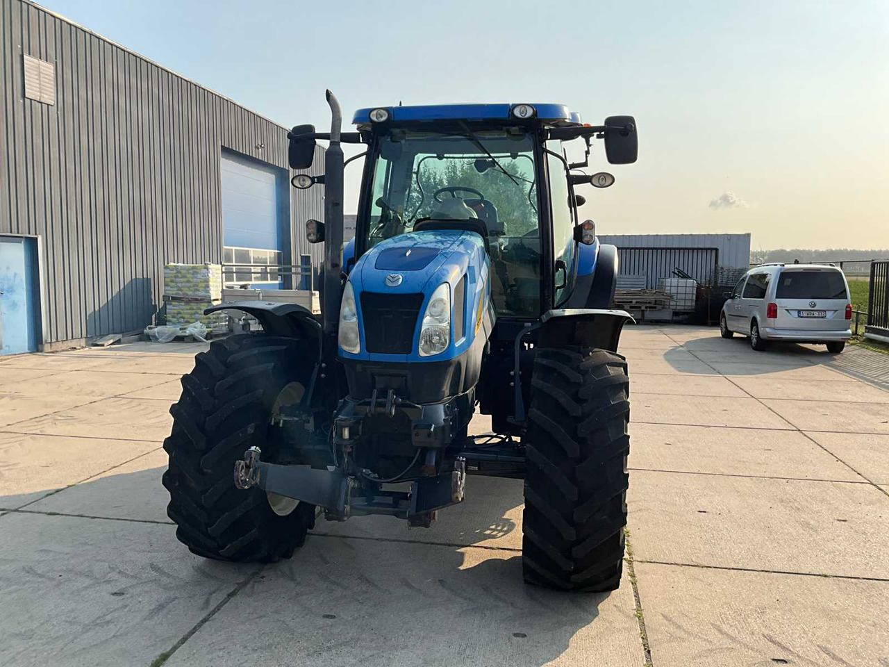 New Holland T6070 - Farm tractor: picture 2 New Holland T6070 - Farm tractor: picture 2