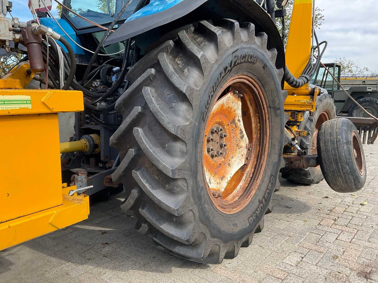 Farm tractor New Holland TS100: picture 17