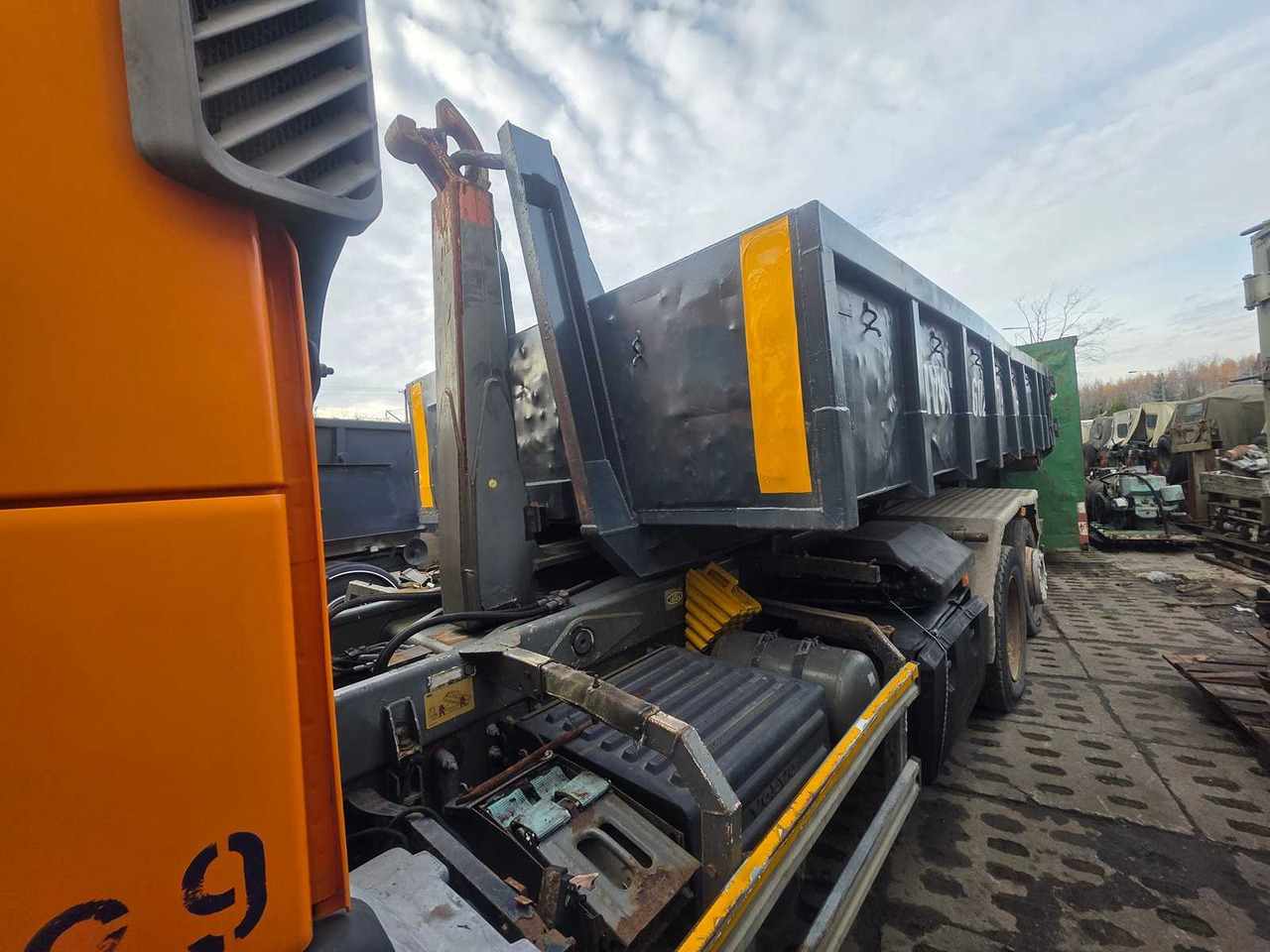 VOLVO - FM/FH - 6X 2R - HOOKLIFT TRUCK WITH CONTAINER - 2002 - Truck: picture 4 VOLVO - FM/FH - 6X 2R - HOOKLIFT TRUCK WITH CONTAINER - 2002 - Truck: picture 4