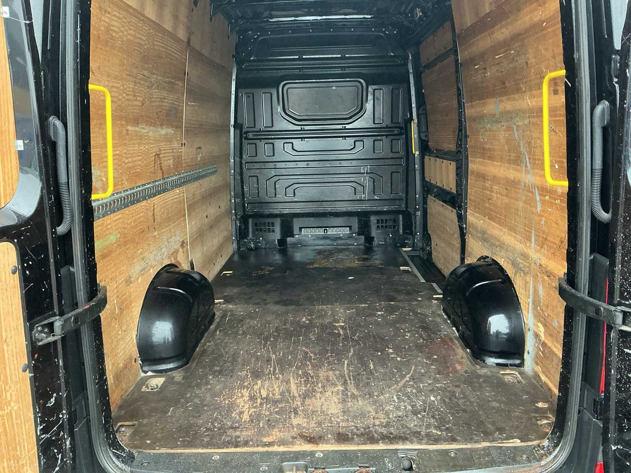 2017 - VOLKSWAGEN - CRAFTER - 35 2.0 TDI L3H2 DC - COMMERCIAL VEHICLE - Van: picture 5 2017 - VOLKSWAGEN - CRAFTER - 35 2.0 TDI L3H2 DC - COMMERCIAL VEHICLE - Van: picture 5