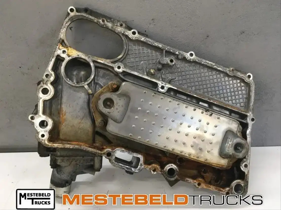 Scania Deksel met oliekoeler R400 - Engine for Truck: picture 1 Scania Deksel met oliekoeler R400 - Engine for Truck: picture 1