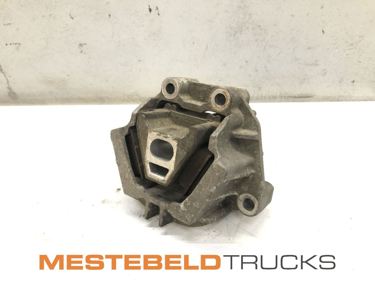 Volvo Motorsteun achter FL - Engine for Truck: picture 1 Volvo Motorsteun achter FL - Engine for Truck: picture 1