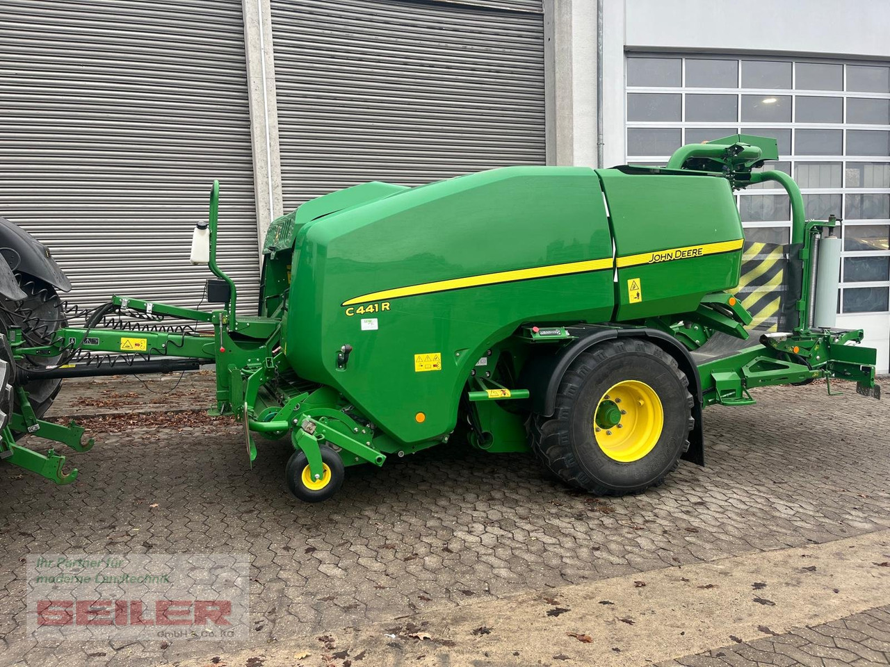 John Deere C441 R - Round baler: picture 1 John Deere C441 R - Round baler: picture 1